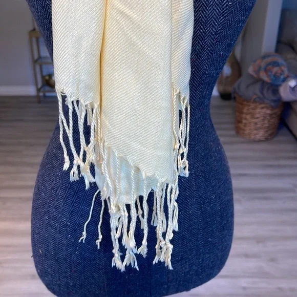 Yellow lightweight scarf shawl shoulder cover - Picture 3 of 4